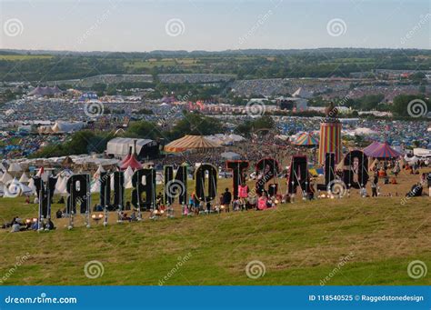 Il Festival di Glastonbury 2015: Un'esplosione di energia musicale e un inno alla resilienza umana